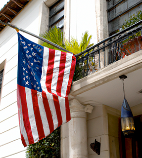 Bandera de Estados Unidos en la embajada
