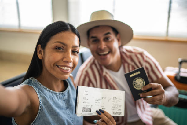 Pareja de viajeros con su pasaporte en mano